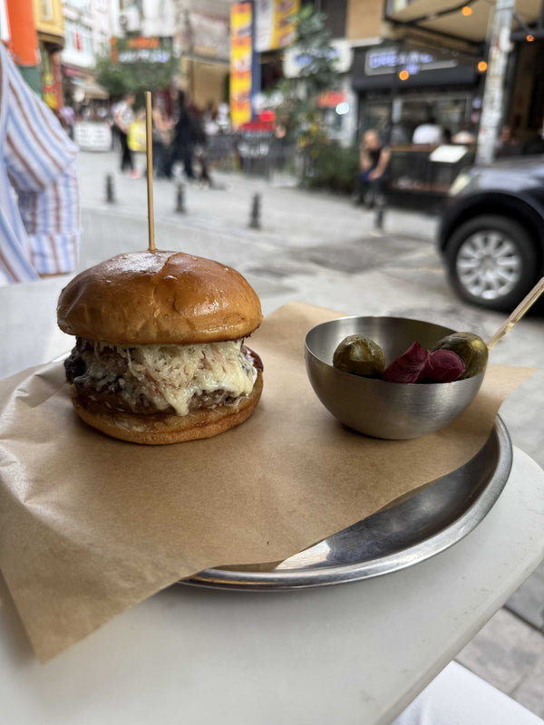 3 Peynirli Domates Reçelli Pesto Aioli Burger