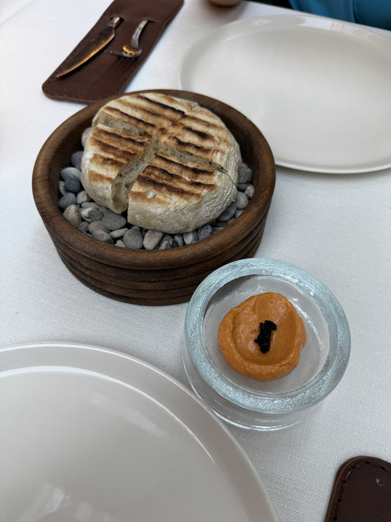 Havyarlı Tereyağı Karışımı ve Lavantalı Biberiyeli Karakılçık Ekmek
