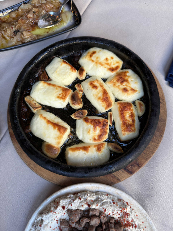 Kiremitte Sarımsaklı Antalya Peyniri