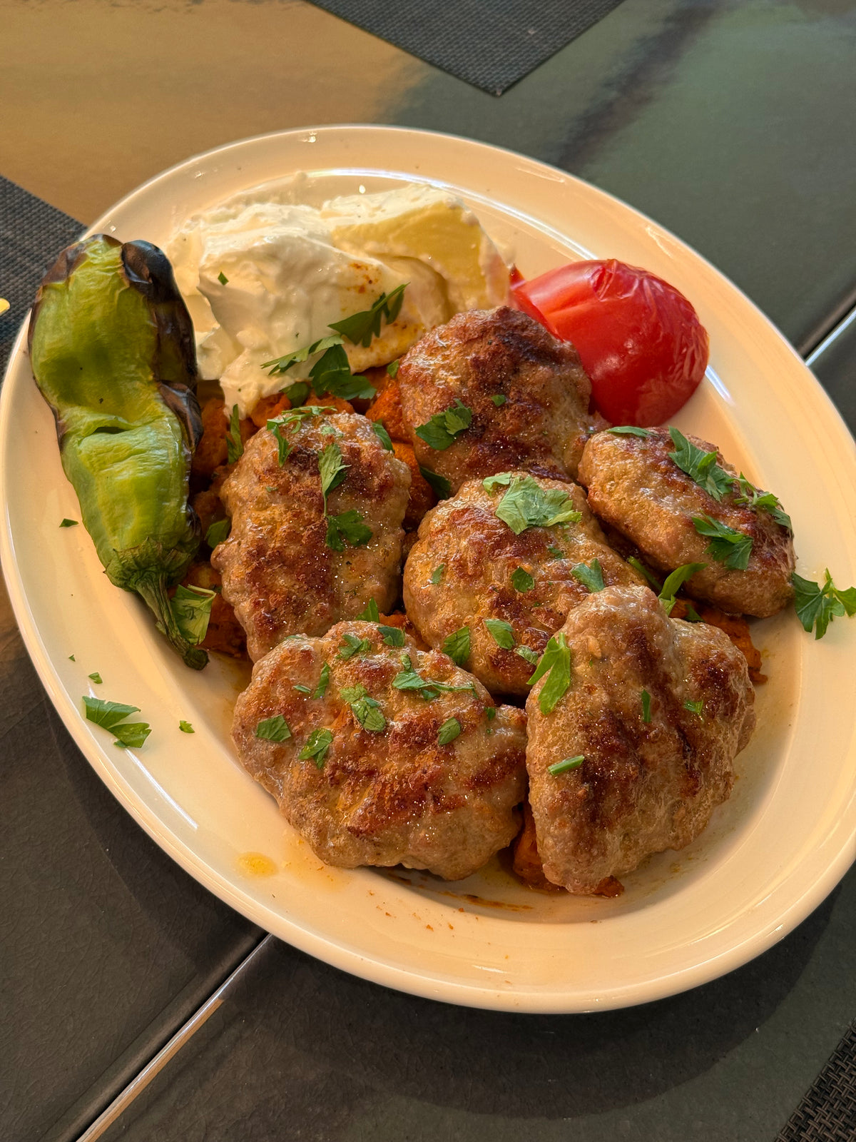 Nazende Pideli Soslu Köfte